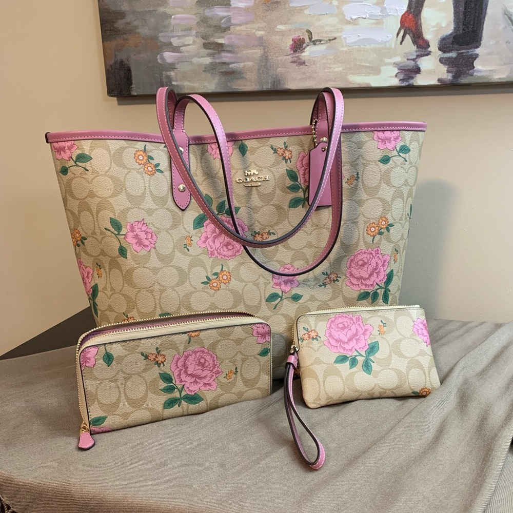 Coach purse, wallet and wristlet.
